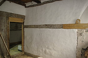 weiß verputzte Wand