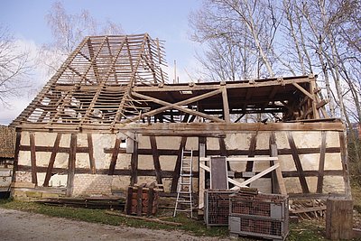 Die Scheune ist aus Fachwerk. Sie wird gerade für das Museum abgebaut.