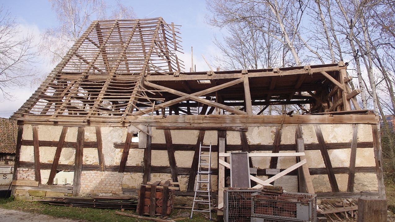 Die Scheune ist aus Fachwerk. Sie wird gerade für das Museum abgebaut.