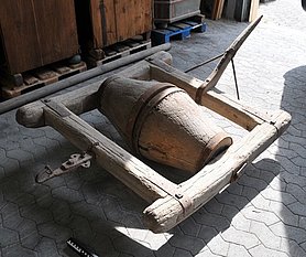 Die Walze besteht aus zwei Teilen. Sie sehen aus wie Kegel. Sie sind in einen Rahmen eingebaut. Die Walze kann rollen.