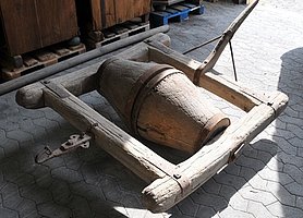 Die Walze besteht aus zwei Teilen. Sie sehen aus wie Kegel. Sie sind in einen Rahmen eingebaut. Die Walze kann rollen.