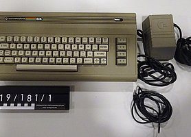 Der Computer ist ein grauer Kasten mit Tastatur.