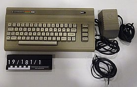 Der Computer ist ein grauer Kasten mit Tastatur.