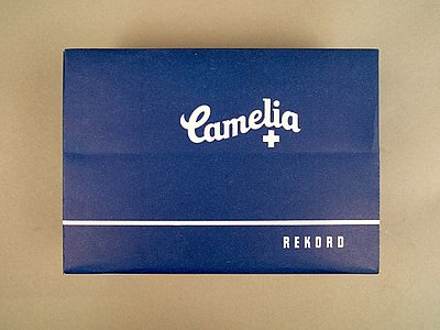 Die Packung ist blau. Auf ihr steht "Camelia". Die Schrift ist weiß. In der Packung sind Damenbinden.