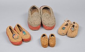 Das Bild zeigt vier Paar Schuhe aus Stroh.