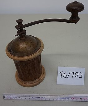 Holzquarder mit einer Handkurbel auf der Topseite
