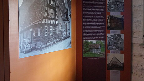 Ausstellungstafeln mit historischen Fotografien