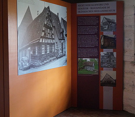 Ausstellungstafeln mit historischen Fotografien