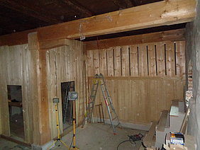 Mit Brettern hergestellte Trennwände , rohes Holz