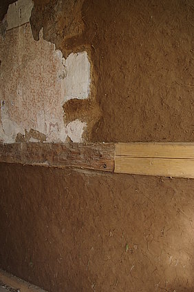 Detailaufnahme des Lehmbewurfs zum Vergleich alt - neu