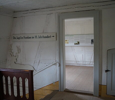 Ausstellungstafeln im Inneren des Jagdschlösschens 