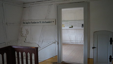 Ausstellungstafeln im Inneren des Jagdschlösschens