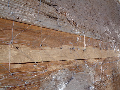 Draht auf Holzbalken