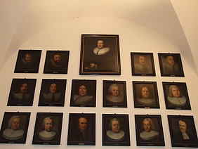 17 Porträts (Bruststücke) von Pfarrern, gekleidet ins schwarze Pfarrersgewand teils mit weißer Halskrause, teils mit Bäfchen; 17.-19. Jahrhundert
