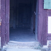 Hohe Stufe vor Haustüre, davor Fußabstreifer