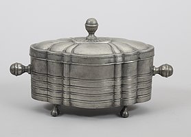 eine aufwendig gearbeitete und verzierte Dose aus Zinn