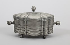 eine aufwendig gearbeitete und verzierte Dose aus Zinn