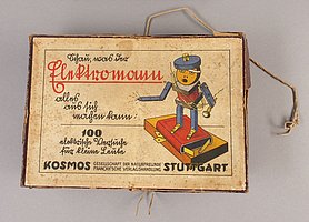 Die Schachtel ist rechteckig. Sie ist aus Pappe. Auf ihr steht: "Schau was der Elektromann alles aus sich machen kann." Das Bild zeigt ein Männchen. Es steht auf einer Batterie.