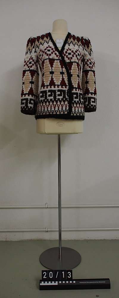 Strickjacke auf Model-Puppe
