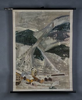 Auf dem Bild ist ein Dorf. Dahinter ist ein Berg. Vom Hang kommt Schnee herunter. Der Schnee verschüttet einen Teil des Dorfes.