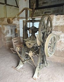 Die Ziegelpresse steht in der Ziegelei des Museums.