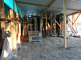 provisorische Umhausung mit Bauteilen der Synagoge