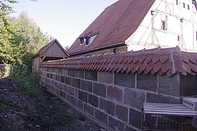 Sandsteinmauer mit Biberschwanzziegeldeckung