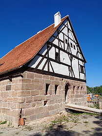 Giebelseite des Badhauses aus Wendelstein, EG Sanstein, OG Fachwerk mit weißen Putzgefachen
