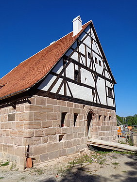 Giebelseite des Badhauses aus Wendelstein, EG Sanstein, OG Fachwerk mit weißen Putzgefachen