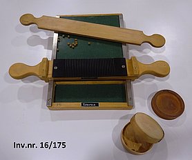 ein Holztischchen, mit grünem Samtbezug und zwei mobilen Holzstegen