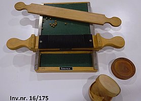 ein Holztischchen, mit grünem Samtbezug und zwei mobilen Holzstegen