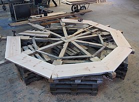  Auf dem Lehrgerüst sind die grob zugerichteten Segmente für den ersten Radkranz aneinandergelegt.
