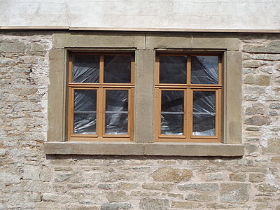 zwei nahe beieinander liegende Fenster
