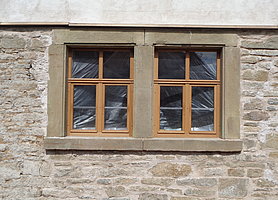 zwei nahe beieinander liegende Fenster