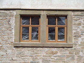 zwei nahe beieinander liegende Fenster