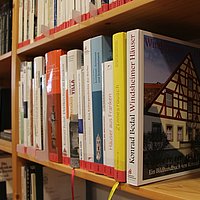 Regale mit Büchern