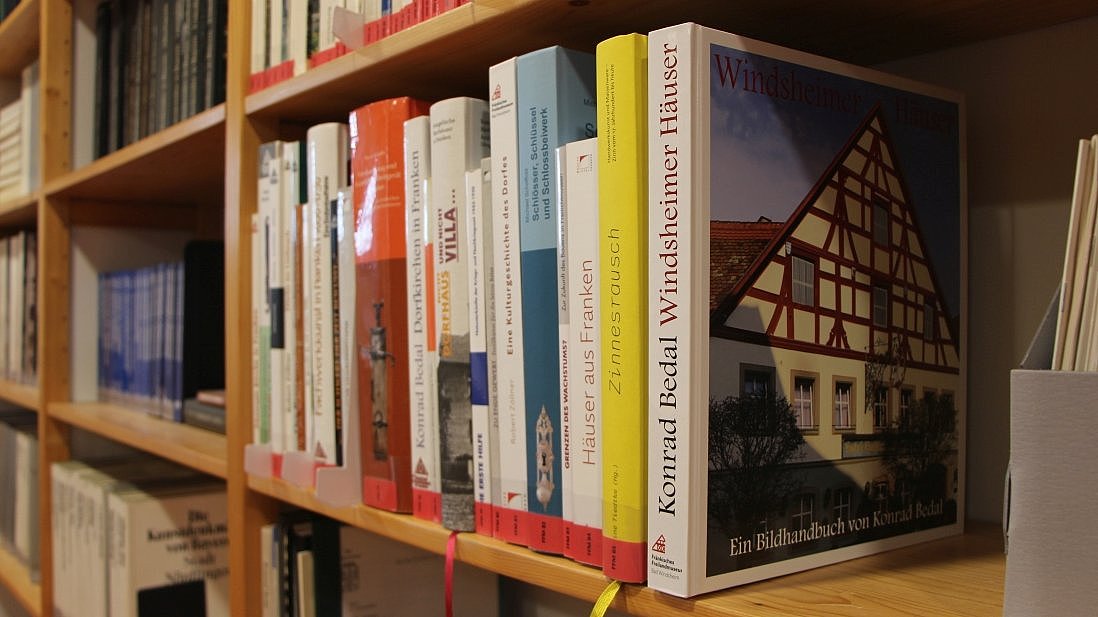 Regale mit Büchern