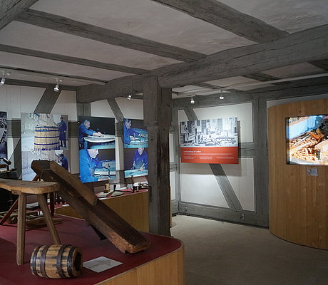Verschiedenes Werkzeug aus Holz und Metall auf Ausstellungselement und Videostation