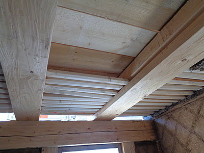 Holzbalken mit teilweise eingeführten Stakhölzern