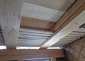 Holzbalken mit teilweise eingeführten Stakhölzern