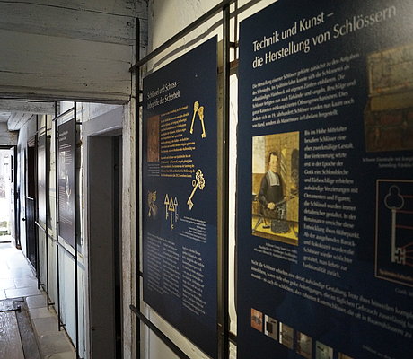 Ausstellungstafeln im Eingangsflur 