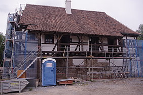eingehaustest Haus mit farbiger Gestaltung