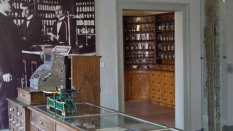 Apothekenschrank und Apothekentresen mit Verkaufskasse