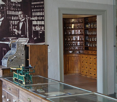 Apothekenschrank und Apothekentresen mit Verkaufskasse