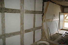 fachwerkmauer mit weiß verputzten Gefachsflächen