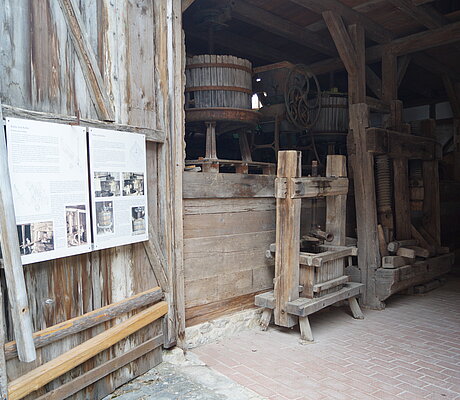 Texttafeln und historische Weinpressen