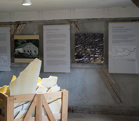 Text-und Fototafeln und ein Behälter mit Kalkplatten