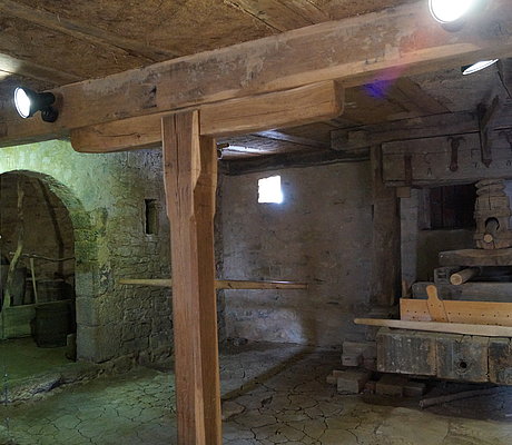 Historische Weinpresse im Keller des Weinbauernhauses