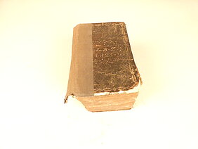 Das Buch ist eine Bibel. Sie ist sehr alt und sehr dick.