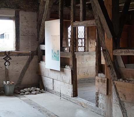 Einblick in die Ausstellung: Fachwerk mit Ausstellungstafel